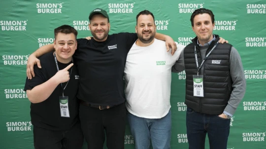 Megnyitott az első külföldi Simon’s Burger, és még több jön