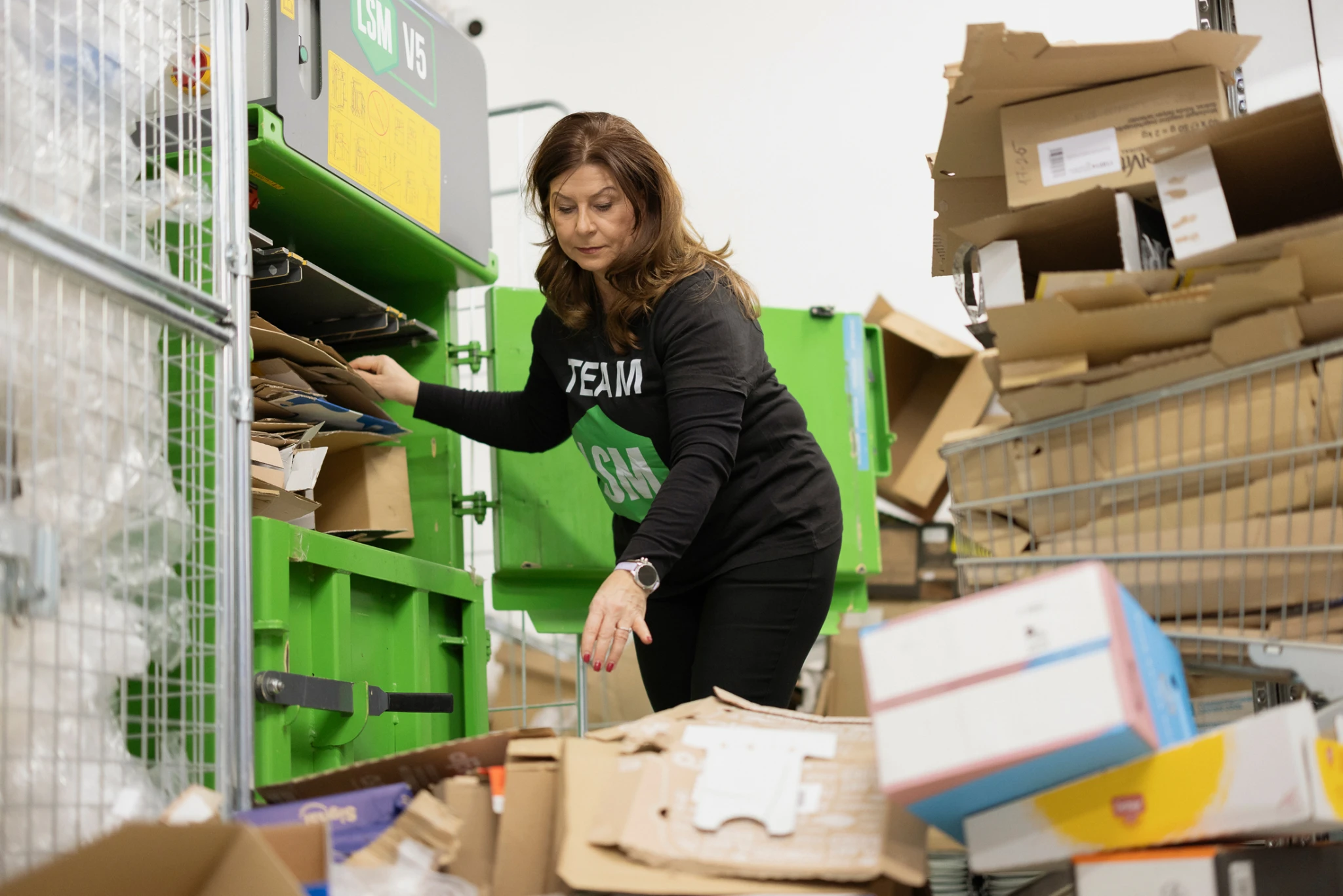 Kétszer is átírta alatta a szabályokat az állam, mégsem lassított. Emese egy véletlen telefonhívásból és hulladékból épített országos hálózatot