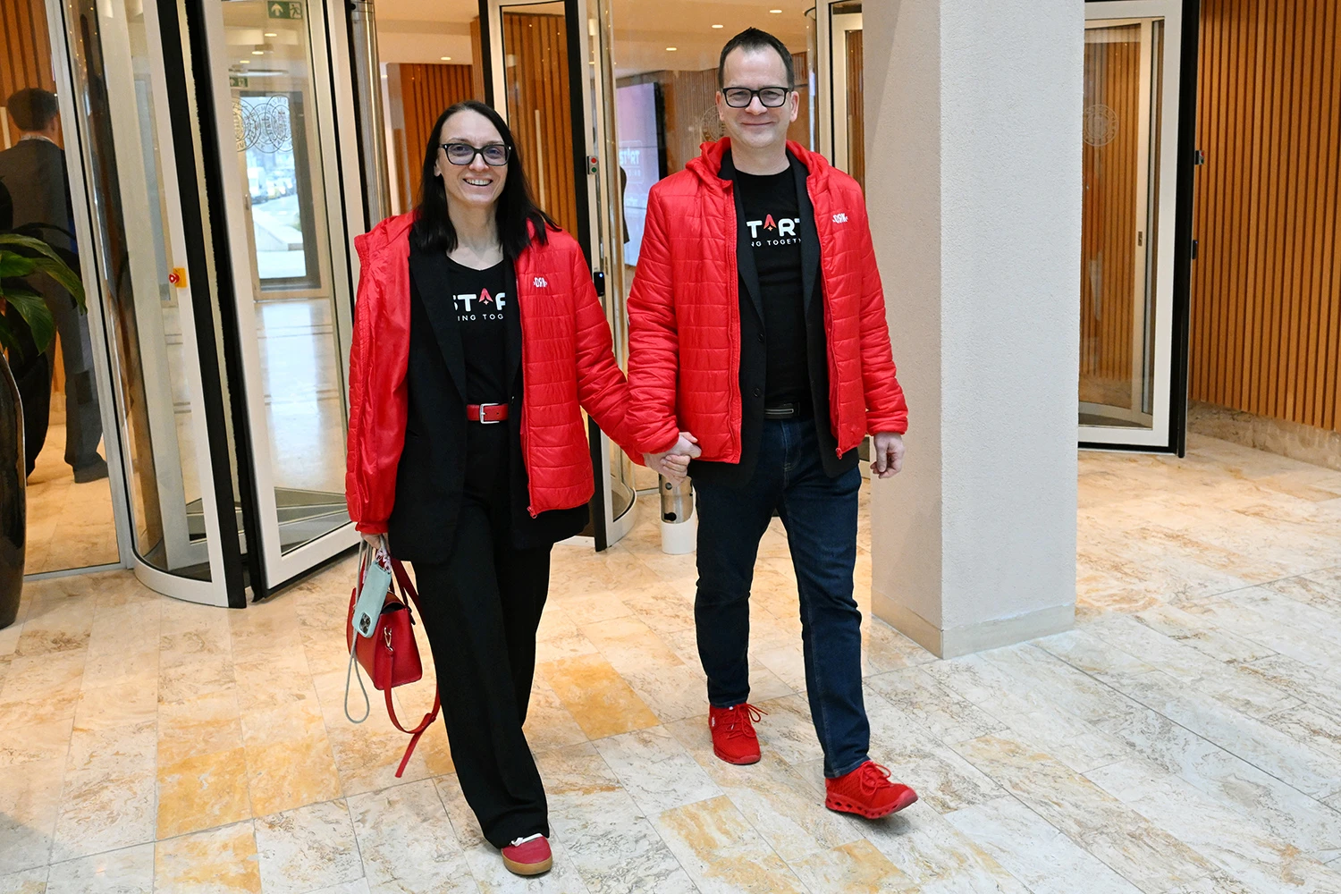 Balogh-Mázi Mária és Balogh Petya megérkeznek a Budapesti Értéktőzsde épületébe a STRT Holding Standard kategóriába lépésének ünnepélyes becsengetésére.