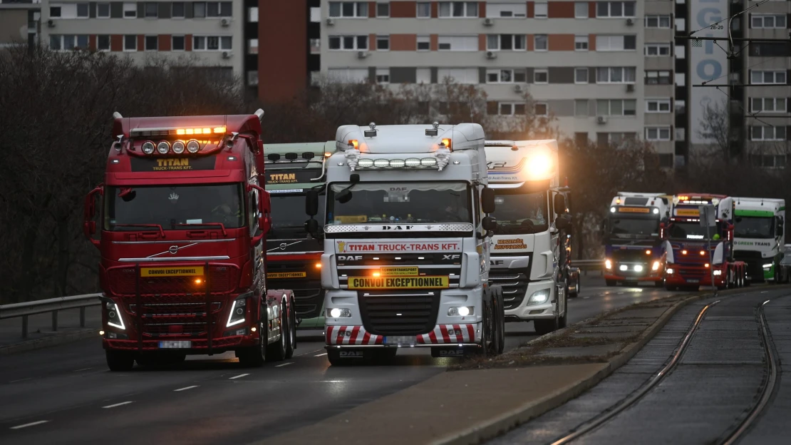 Több száz kamionos vonult az utakra, Lázár újabb egyeztetéseket ígér