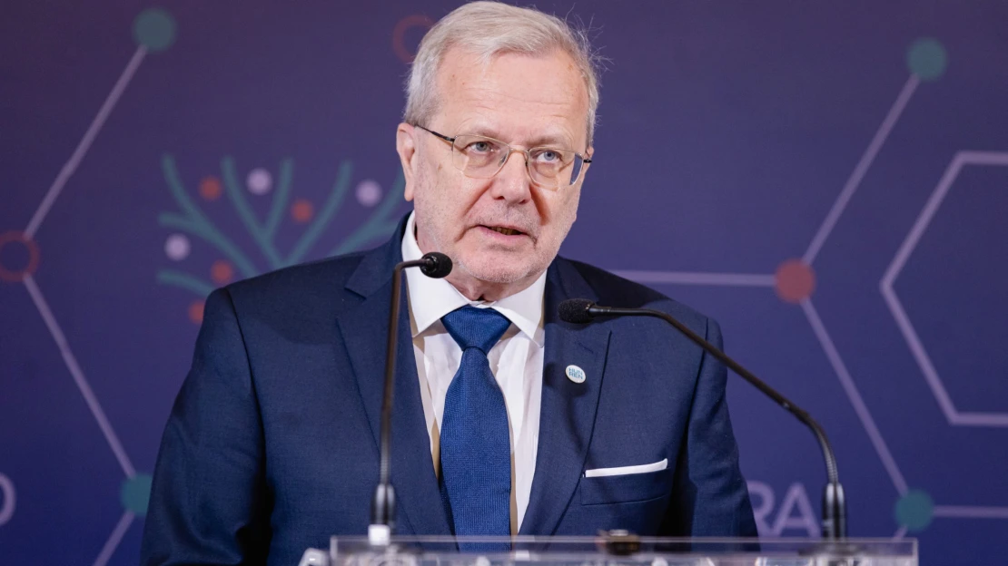 Tízmilliós fizetés a vezetőknél, átlagbér alatti a kutatóknál a kormány által létrehozott szervezetben