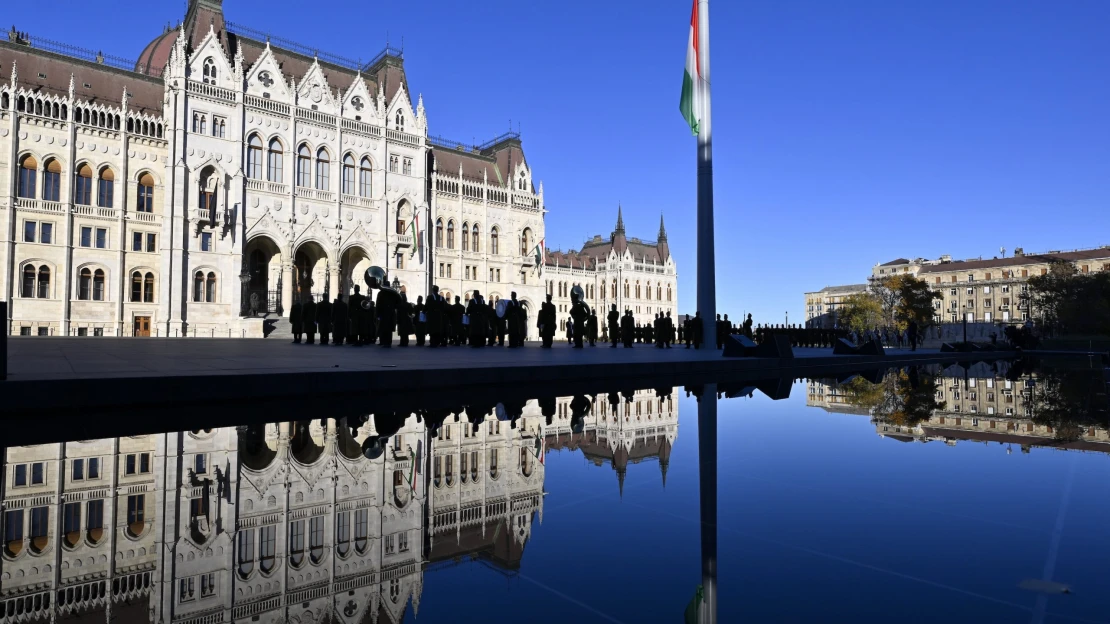 Újabb csúszás a kormányzati negyedben. Közel másfél évvel tart tovább a felújítás