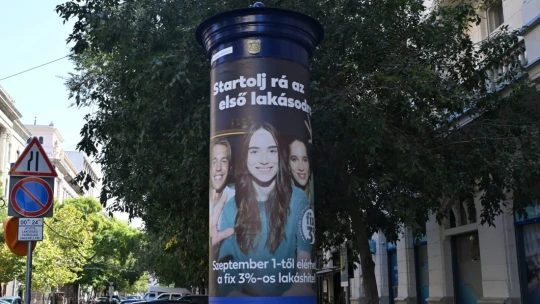 A plakáthelyek kétharmada eltűnik a fővárosból, az is kiderült, mikortól