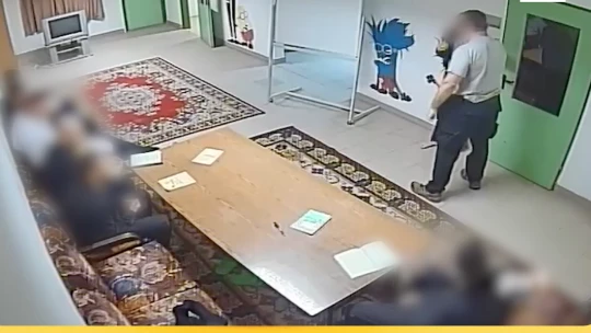 Kapaszkodj meg: jelenleg is egy fővárosi gyermekvédelmi intézményben dolgozhat a Szőlő utcai gyerekverő