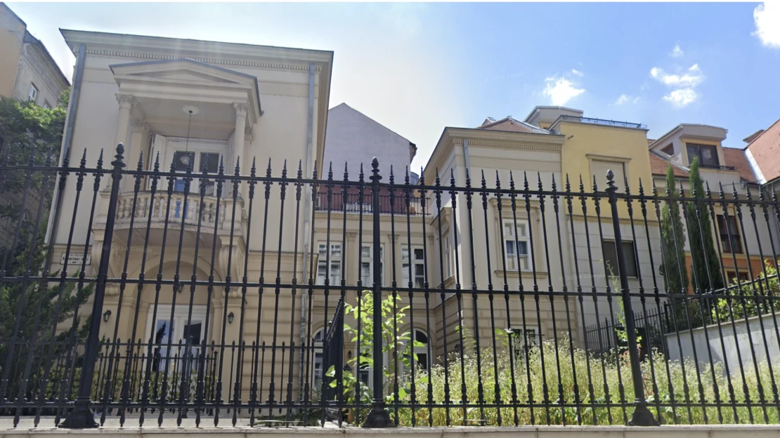 Többmilliárdos budai villát és új bevételi jogokat kapott egy NER-közeli alapítvány