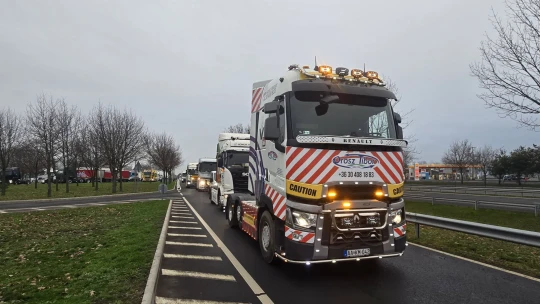 Váratlanul nagy és látványos demonstrációvá nőtt a fuvarozók tiltakozása. Mi történik?