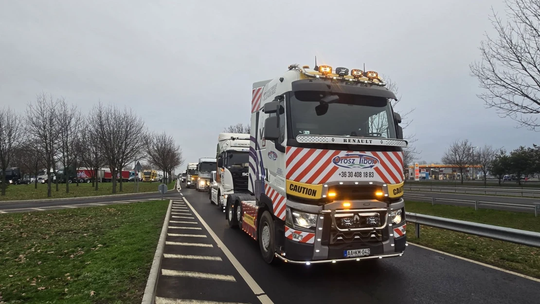 Váratlanul nagy és látványos demonstrációvá nőtt a fuvarozók tiltakozása. Mi történik?