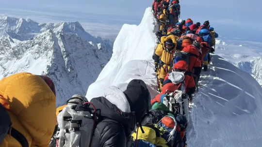 Az Everest fuldoklik a tömegtől – Nepál meglepő húzással próbálja tehermentesíteni a világ tetejét