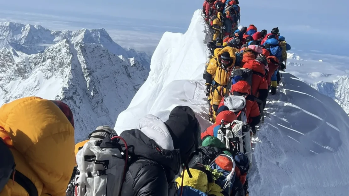 Az Everest fuldoklik a tömegtől – Nepál meglepő húzással próbálja tehermentesíteni a világ tetejét