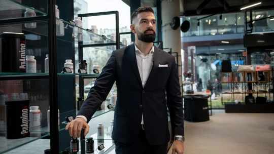 Babzsákbolttal kezdte, ma 58 milliárd forint a selfmade fitneszkirály vagyona, akinek van magyarázata a 250 milliós athéni céges bulijukra is