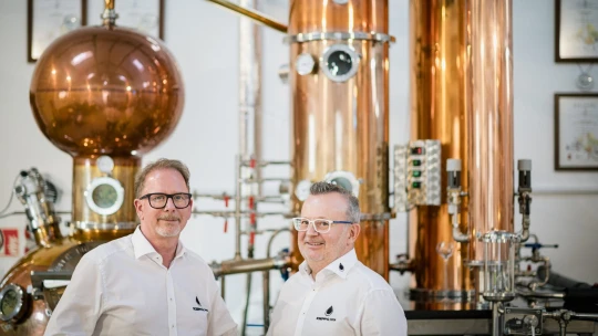 Fél tizenegykor bejött, és azt mondta: Tibi, csinálunk egy pálinkafőzdét. Háromra már az ügyvédnél voltunk céget alapítani