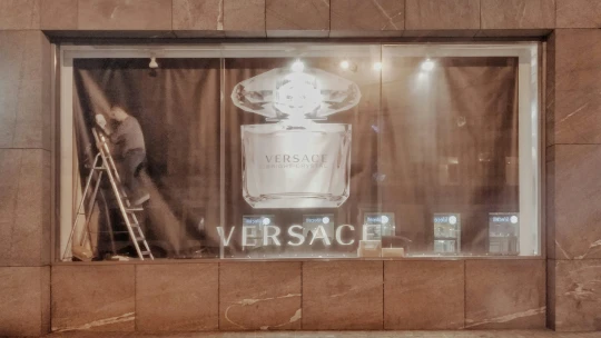 Óriási luxusüzlet: potom áron kerül rivális kézbe a Versace