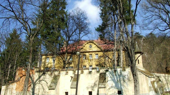 Megmagyarázta a MÁV, miért akarja eladni vidéki kastélyát – tippelj, mivel érveltek!