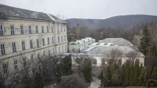 Több mint egymilliárd forint közpénzt költöttek egy budai elitiskolára, amit még el sem kezdtek építeni