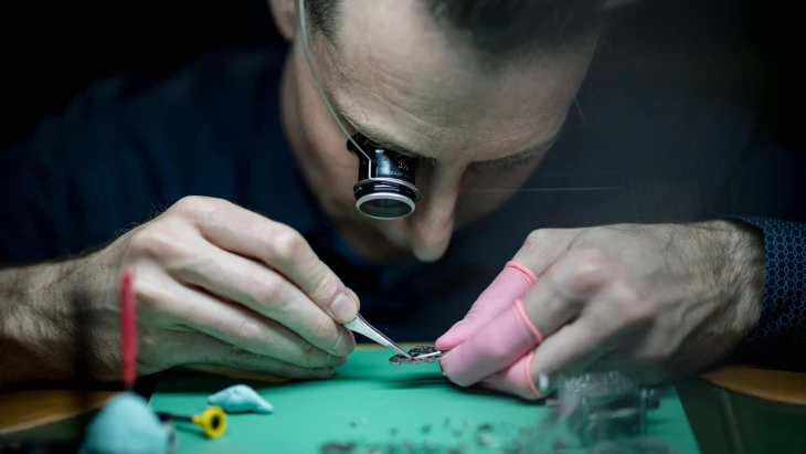 Ez volt a MÁV egyes számú főórája – egy zuglói mellékutcából a svájci órások elitjébe