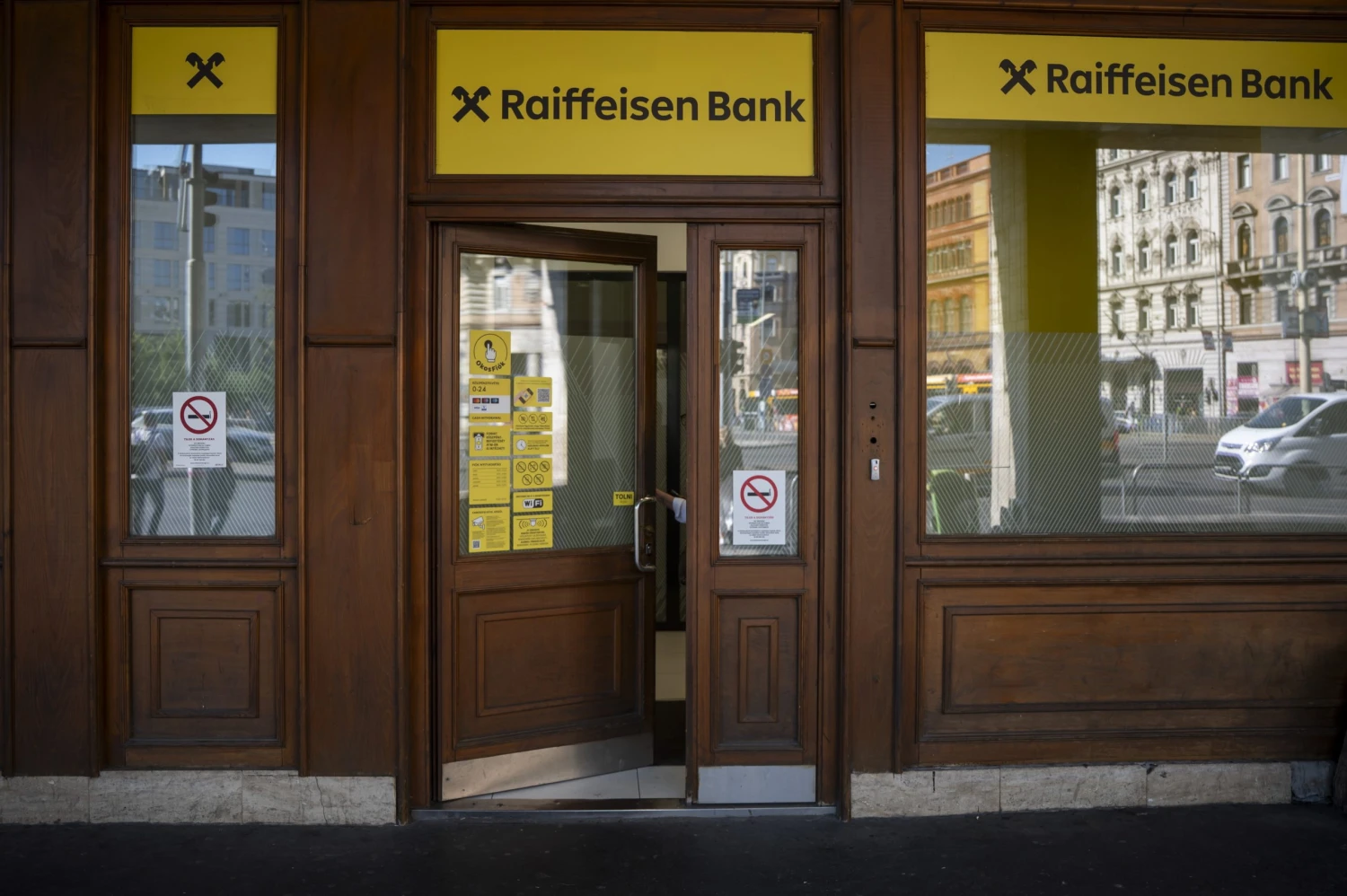 Így nehezítik a bankok a mobilappos csalók dolgát