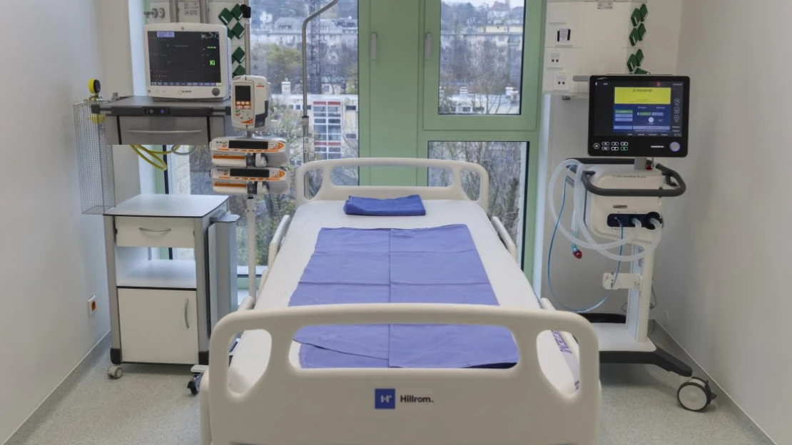 Százmilliók pottyanhattak az ölébe a fideszes politikusnak a VIP-műtétek után