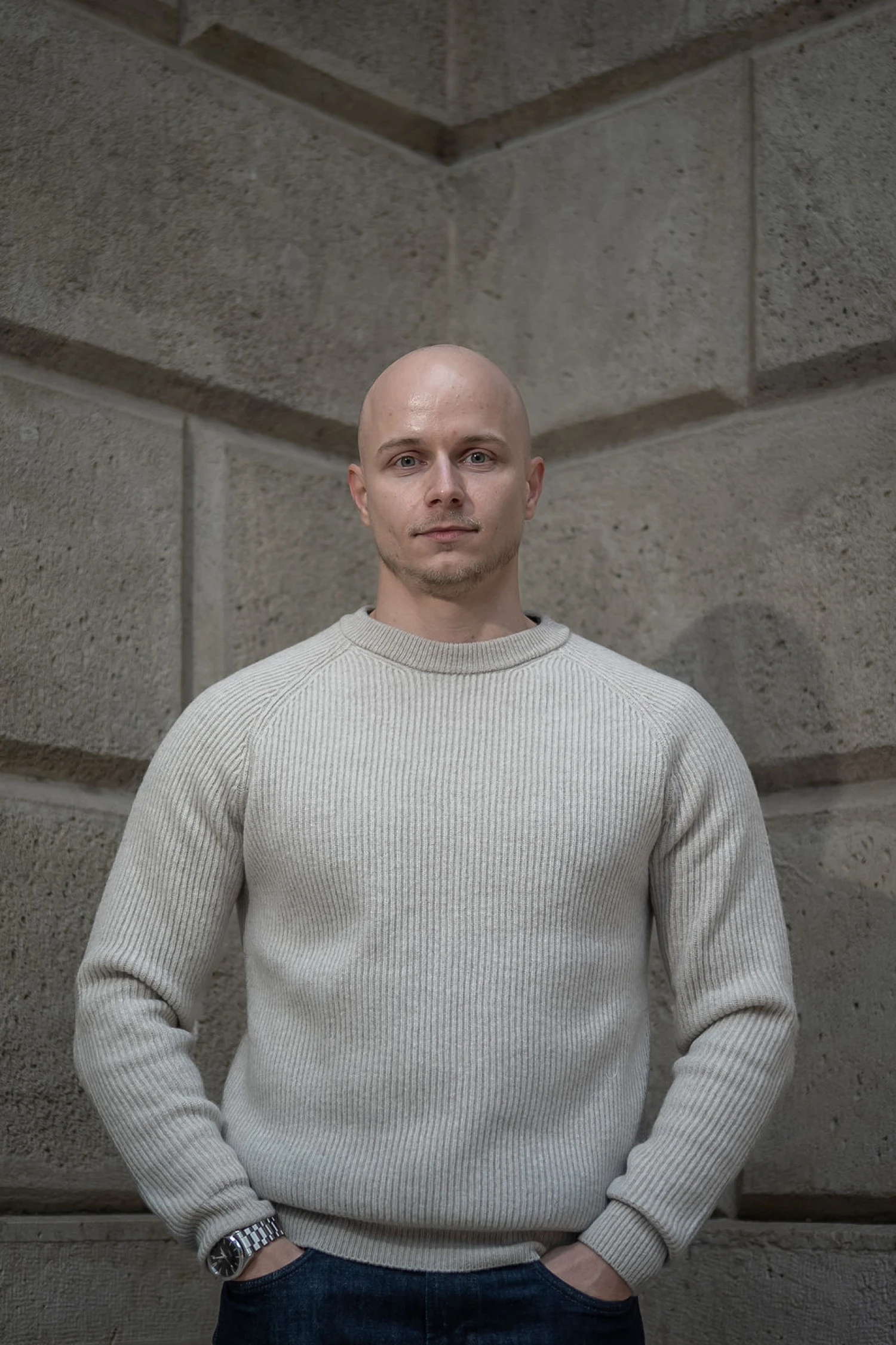 Eleinte Facebook-csoportba fordította a cikkeket, majd kétmillió eurós befektetésből kisebb médiabirodalmat épített, amely már a magyar piacra is megérkezett