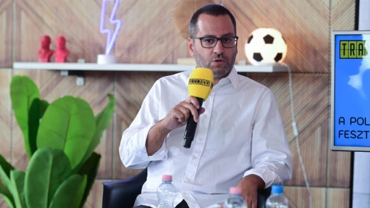 Költségvetésének negyedét költötte el a Szuverenitásvédelmi Hivatal a kormánykedvenc cégnél