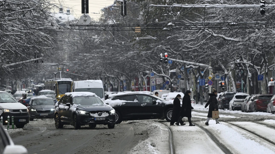 Reptér leállás és káoszos tömegközlekedés. Így viseli Budapest az extrém időjárást