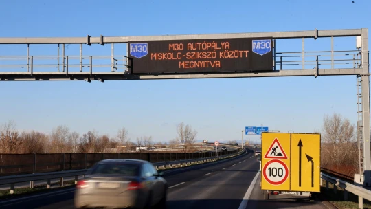 Amit az új KRESZ-ről tudni lehet: emelt sebességhatárok és erősebben szabályozott rollerek és biciklik