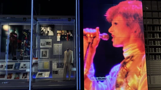 Kikérheted Bowie fellépőruháját és kesztyűben megtapogathatod