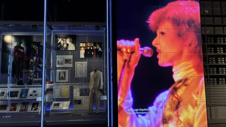 Kikérheted Bowie fellépőruháját és kesztyűben megtapogathatod – ezt a kiállítást (és két másikat) ne hagyd ki, ha mostanában Londonban jársz!