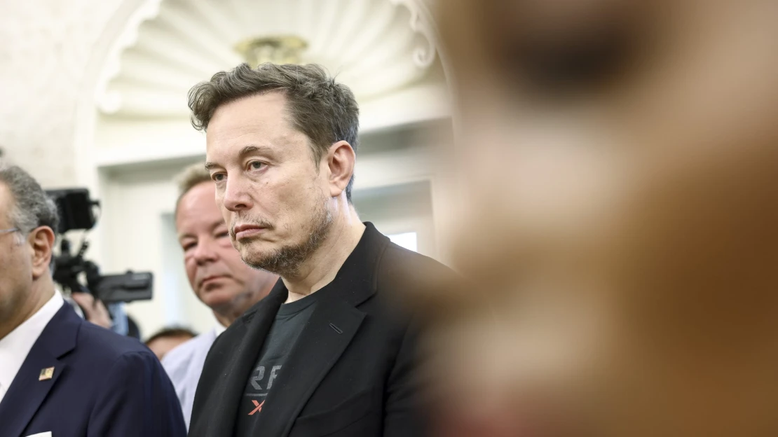 Deepfake pornó gyártása miatt két ország is betiltotta Elon Musk mesterséges intelligenciáját