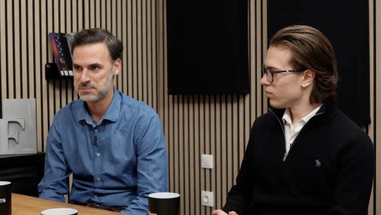 A divat szürke eminenciása és ahol Budapesten megállt az idő