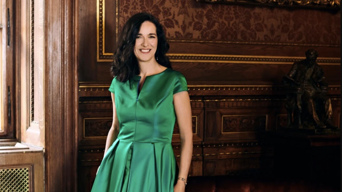 Újabb erős igazolás a Tisza pártnál: a Vodafone-tól érkezik, az egyik legbefolyásosabb nő viszi a külügyet