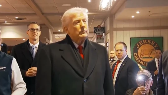 „Kuba nemsokára el fog bukni” – mondta Trump, miután besétált egy étterembe Iowában, és felajánlotta az országot a vendégeknek