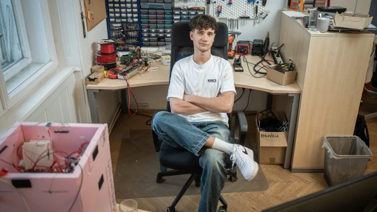 Ösztöndíjat kaptam cégvezetésre – mondja a 20 éves Domi. Cége 200 millióból hódítaná meg a globális védelmi ipart