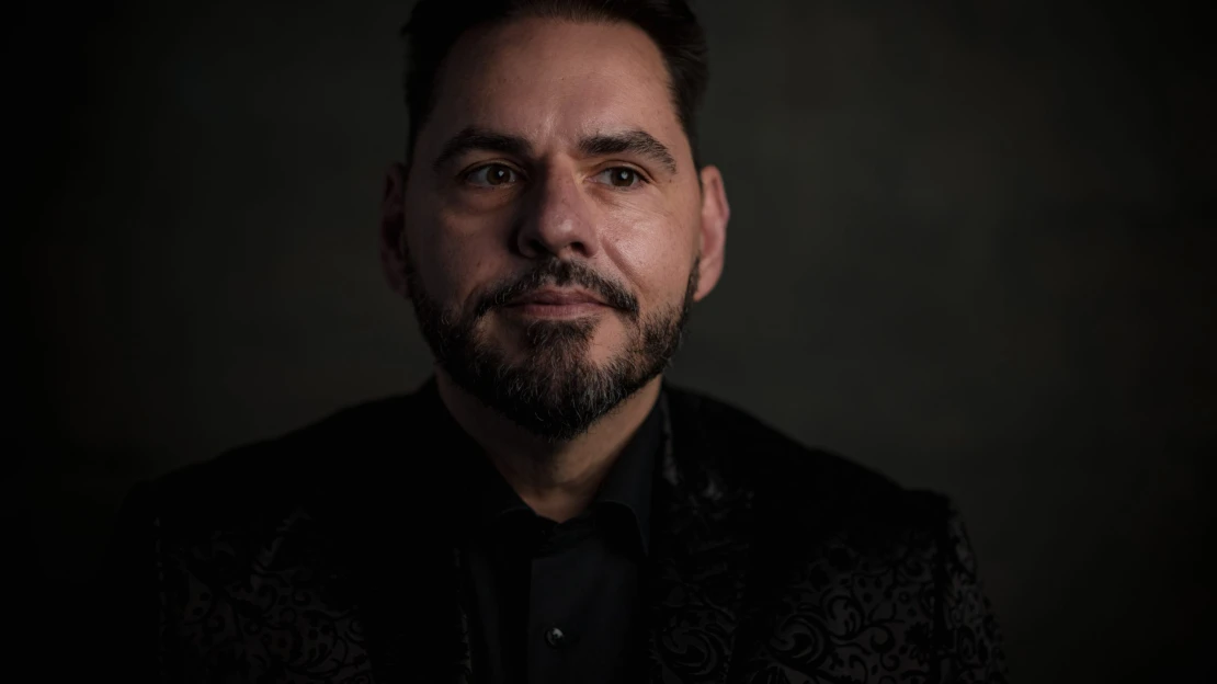 Tilesch György: Az AI-cégek mintha azt üzennék, mi vagyunk az egyetlenek, akik meg tudnak titeket menteni magunktól