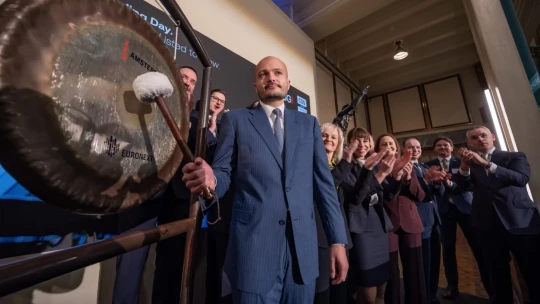 A nagy nap: 33 évesen az övé lett az ország legértékesebb cége, percek alatt keresett eurómilliárdokat