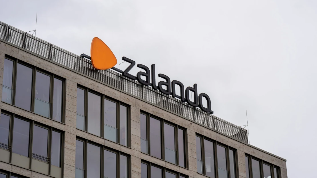 Drasztikus lépés az About Yout felvásárló cégtől: 2700 munkahely kerülhet veszélybe