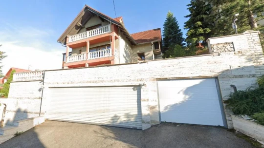 Házat vennél? Mutatjuk, mennyi pénzért árvereznek egy budai villát, ahol több cég is csődbe ment már