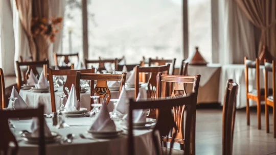 „Nincs mit csökkenteni. Ha indokolt mértékben emeltünk volna, a vendég nem jött volna be.” Mi lesz veled, magyar gasztronómia?