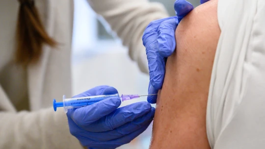 Vakcinaháború a bíróságon: nekiment a Biontech a Modernának a covid oltás miatt