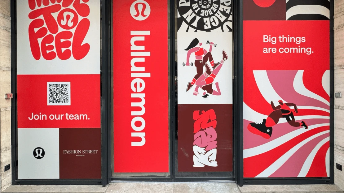 Felkerültek a matricák Budapest egyik legjobban várt boltjának kirakatára, közelebb a nyitás, mint gondolnád!