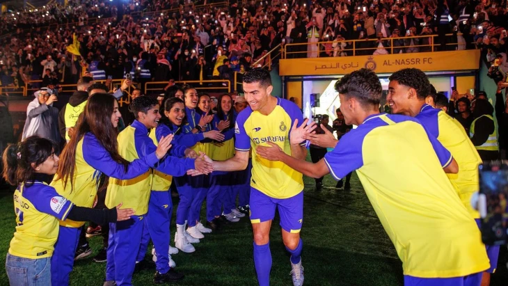 Nem elég a napi kétszázmillió forintos fizetés a világ legjobban kereső sportolójának, ő adhatja a kegyelemdöfést a szaúdi arany kártyavárnak