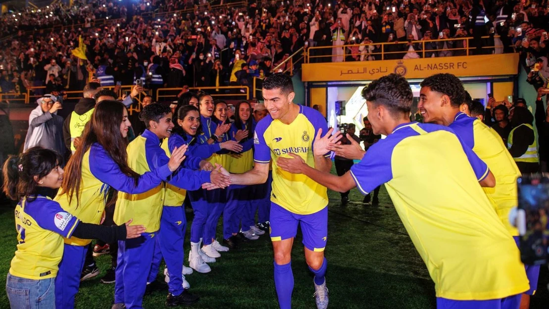 Nem elég a napi kétszázmillió forintos fizetés a világ legjobban kereső sportolójának, ő adhatja a kegyelemdöfést a szaúdi arany kártyavárnak