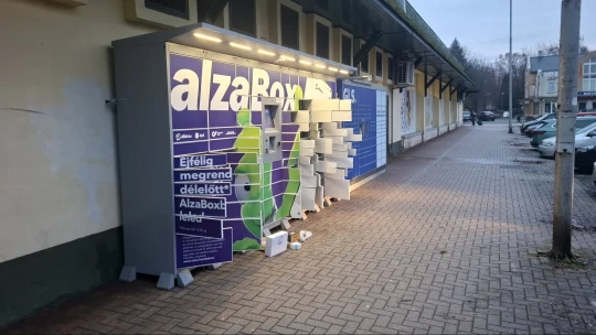 Mi történik, ha kifosztanak egy komplett csomagautomatát, ahogy az most Tiszaújvárosban is megtörtént?