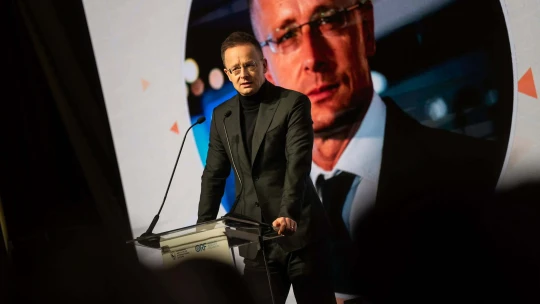 „Mindig megkérdezzük a helyieket az akkugyárakról” – mondta Szijjártó Péter, majd kiderült: a vezetőkre gondolt