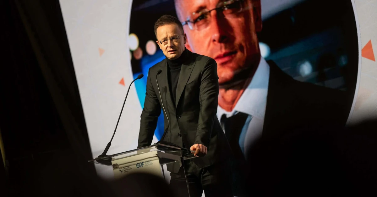 „Mindig megkérdezzük a helyieket az akkugyárakról” – mondta Szijjártó Péter, majd kiderült: a vezetőkre gondolt