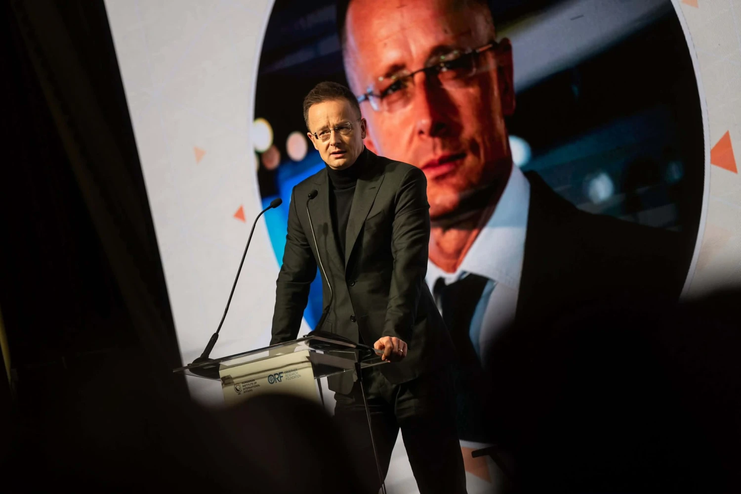 2023 óta nyomozok azon gyanú után, hogy Szijjártó és orosz tisztviselők kapcsolata esetleg túlmegy a törvényes határokon