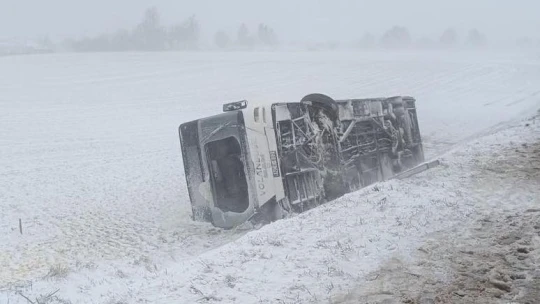 Buszbalesetek, késő vonatok: közlekedési káoszt okozott a hóesés. Erre figyelj, mielőtt útnak indulsz