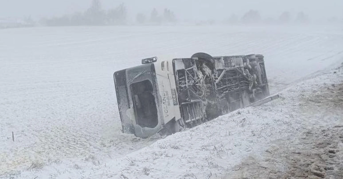 Buszbalesetek, késő vonatok: közlekedési káoszt okozott a hóesés. Erre figyelj, mielőtt útnak indulsz