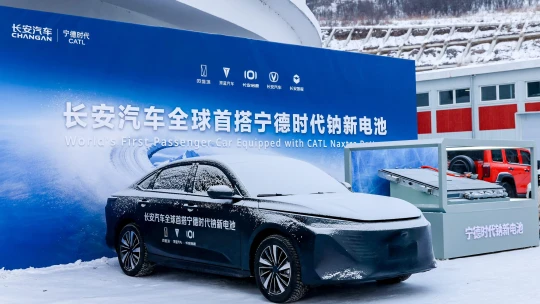 Egy új korszak kezdete: bemutatták a világ első nátriumion-akkumulátoros autóját, de mit is jelent ez valójában?