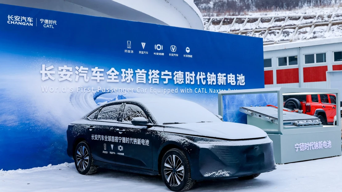 Egy új korszak kezdete: bemutatták a világ első nátriumion-akkumulátoros autóját, de mit is jelent ez valójában?