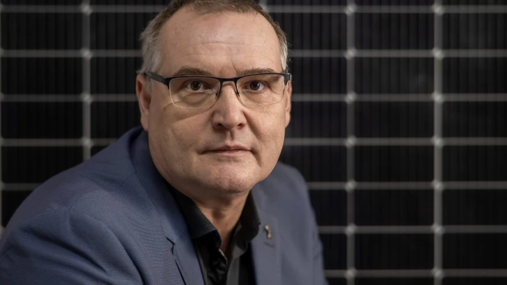 Az ember kifizet napelemes rendszerre ötmilliót, és az addig 50 ezres villanyszámlájából 400 ezer lesz